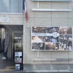 洗足新看板店前